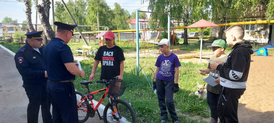На территории Клявлинского района еженедельно проводится профилактическое мероприятие «Безопасный двор », направленное на формирование у детей навыков безопасного поведения на дорогах.