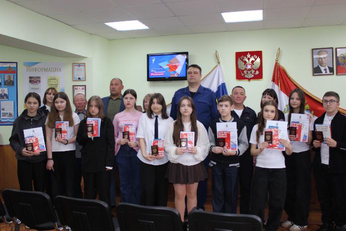 В преддверии празднования  81- годовщины Победы в Великой Отечественной войне,  в  классе службы Межмуниципального отдела  МВД России «Клявлинский» юным жителям Клявлинского района  вручили первые паспорта. 