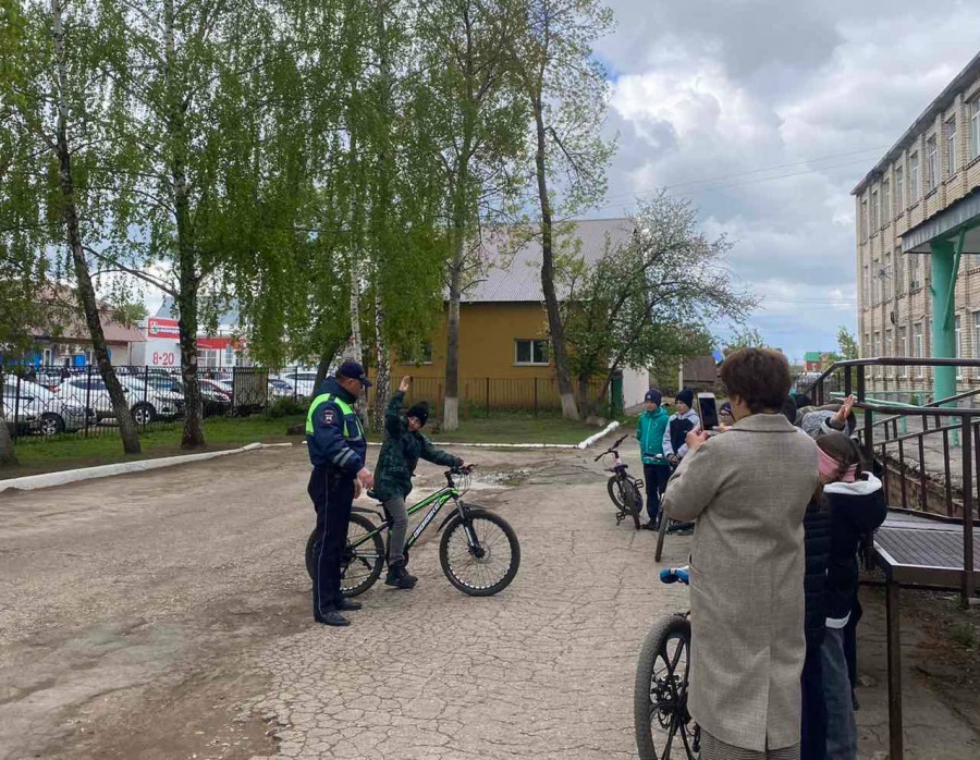 Сотрудники Госавтоинспекции посетили ГБОУ СОШ им. В.Маскина, где провели беседу с учениками 3 класса Сотрудники Госавтоинспекции посетили ГБОУ СОШ им. В.Маскина, где провели беседу с учениками 3 класса