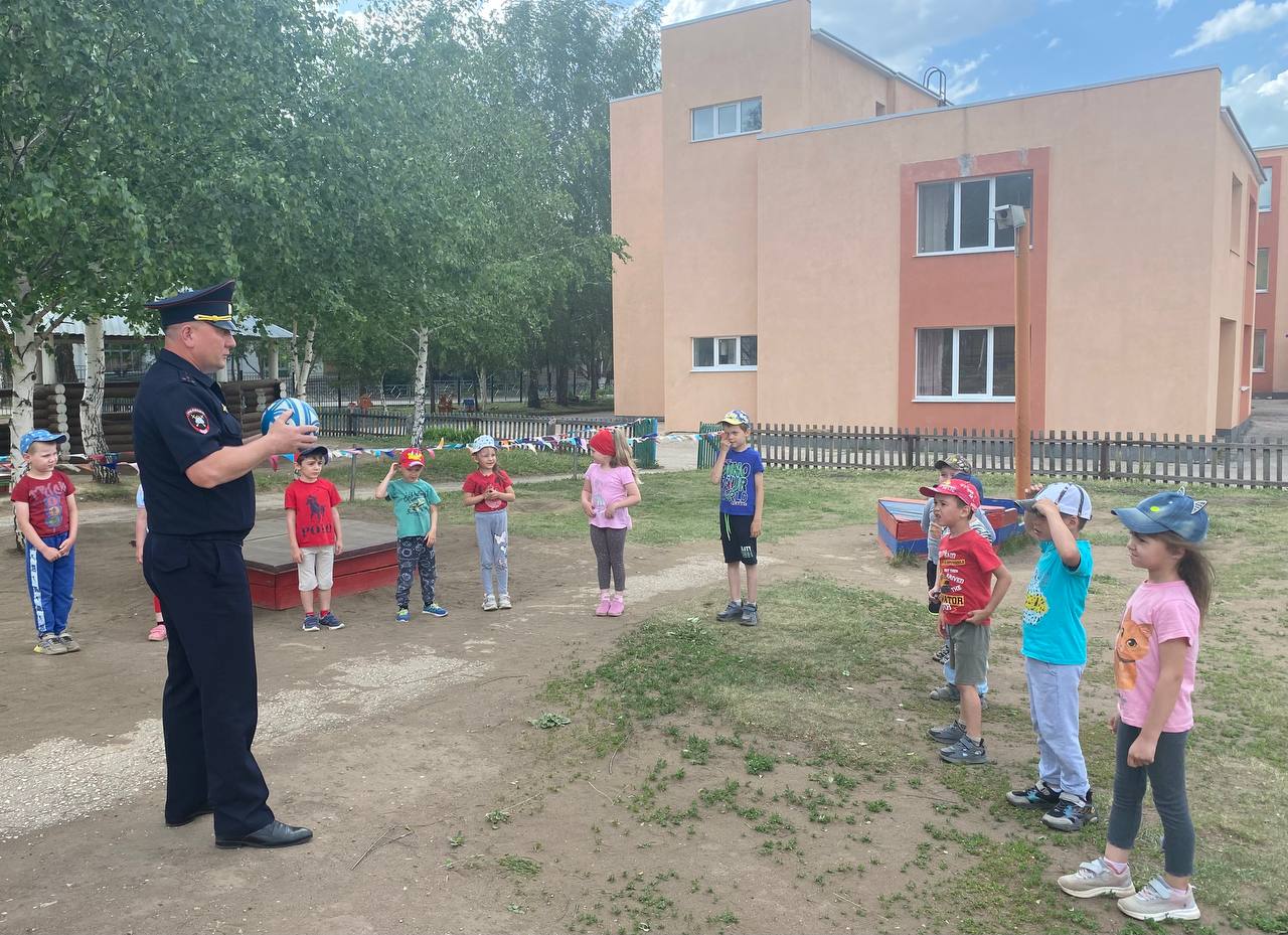 Полицейский провел акцию «Зарядка со стражем порядка» в детском саду  «Аленушка» ст. Клявлино.