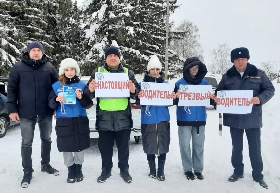 В Клявлинском районе сотрудники Госавтоинспекции и МАУ "Межпоселенческий центр культуры, молодежной политики и спорта", местное отделение "Волонтеры Победы", МО "Новое поколение" В Клявлинском районе сотрудники Госавтоинспекции и МАУ "Межпоселенческий центр культуры, молодежной политики и спорта", местное отделение "Волонтеры Победы", МО "Новое поколение"