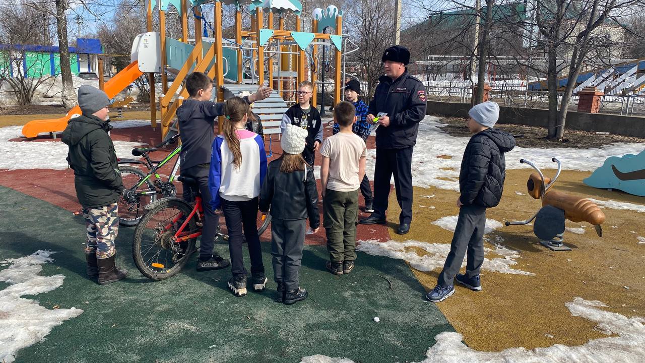 работу по предупреждению детского дорожно-транспортного травматизма на дворовых территориях ст.Клявлино.
