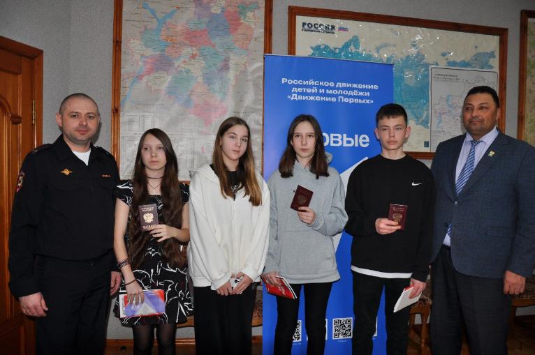 В рамках проекта Движения Первых «Мы - граждане России!» сегодня в кабинете главы Клявлинского района состоялось торжественное вручение паспортов Российской Федерации молодым людям, которым исполнилось 14 лет В рамках проекта Движения Первых «Мы - граждане России!» сегодня в кабинете главы Клявлинского района состоялось торжественное вручение паспортов Российской Федерации молодым людям, которым исполнилось 14 лет