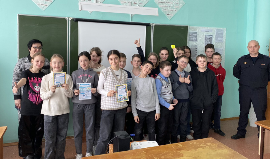 отрудниками Госавтоинспекции в учебных организациях еженедельно проводятся дополнительные беседы с детьми. Напоминая о Правилах дорожного движения, юным пешеходам также доводится полезная информация о безопасном поведении на дороге в зимний период времени отрудниками Госавтоинспекции в учебных организациях еженедельно проводятся дополнительные беседы с детьми. Напоминая о Правилах дорожного движения, юным пешеходам также доводится полезная информация о безопасном поведении на дороге в зимний период времени