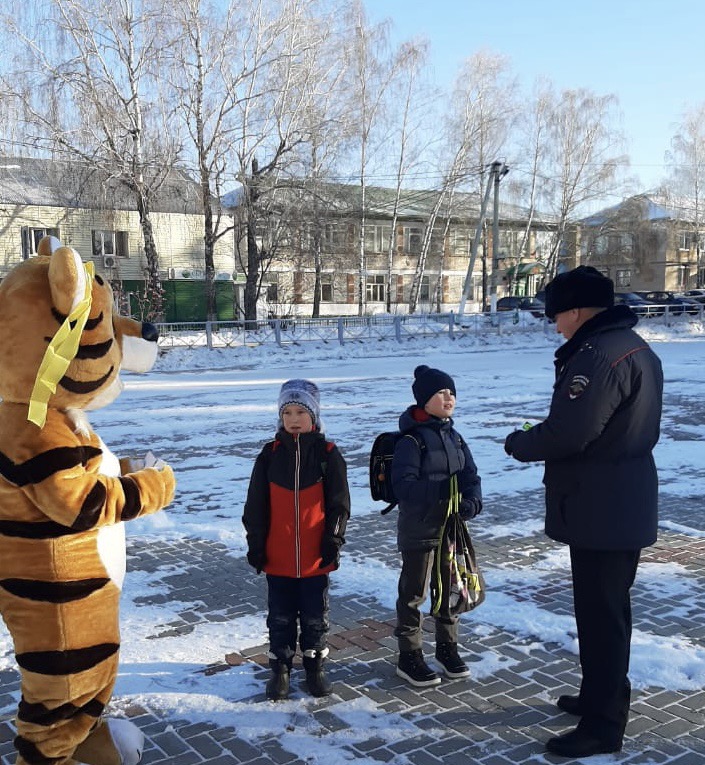 08.12.2022 года на площади ст.Клявлино провели профилактическое мероприятие "Безопасная дорога" 08.12.2022 года на площади ст.Клявлино провели профилактическое мероприятие "Безопасная дорога"