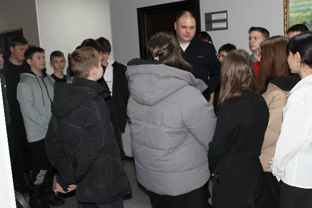 В Клявлинском районе сотрудники Межмуниципального отдела МВД России «Клявлинский» совместно с общественниками провели для старшеклассников ознакомительную экскурсию в отделе полиции.