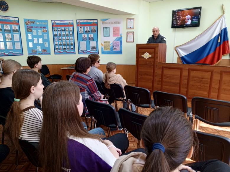 Старшеклассники побывали на экскурсии в Межмуниципальном отделе МВД России али о преимуществе поступлении в академии МВД России. Старшеклассники побывали на экскурсии в Межмуниципальном отделе МВД России али о преимуществе поступлении в академии МВД России.
