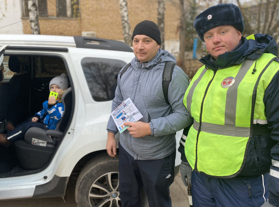 Сотрудники ОГИБДД МО МВД России «Клявлинский» провели акцию «Ребенок главный пассажир!» ,с раздачей тематических памяток. Сотрудники ОГИБДД МО МВД России «Клявлинский» провели акцию «Ребенок главный пассажир!» ,с раздачей тематических памяток.
