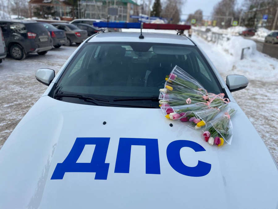 В Клявлинском районе сотрудники Госавтоинспекции присоединились к всероссийской акции «Цветы для автоледи» В Клявлинском районе сотрудники Госавтоинспекции присоединились к всероссийской акции «Цветы для автоледи»