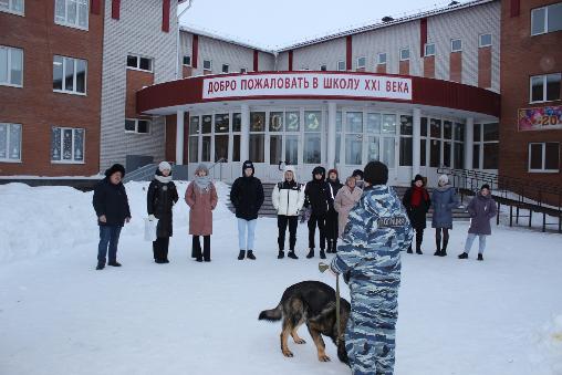 В рамках профориентационной работы сотрудники МО МВД России «Клявлинский» вместе с представителем Общественного совета при территориальном ОВД Валерием Николаевым встретились со старшеклассниками В рамках профориентационной работы сотрудники МО МВД России «Клявлинский» вместе с представителем Общественного совета при территориальном ОВД Валерием Николаевым встретились со старшеклассниками