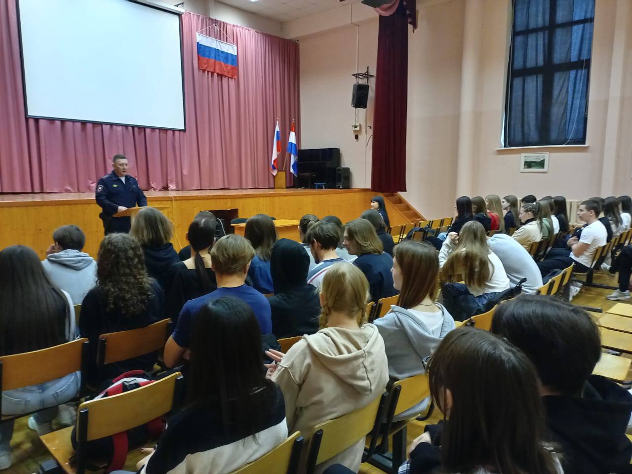 #Важные мысли на дороге, под таким названием сотрудник Госавтоинспекции провел классный час по Правилам дорожного движения, среди учащихся 8-11 классов ГБОУ СОШ им.В.Маскина.