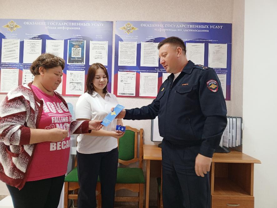 В Клявлинском районе врио начальника отделения по вопросам миграции МО МВД России «Клявлинский» капитан полиции рассказал гражданам о преимуществах получения государственных услуг в электронном виде В Клявлинском районе врио начальника отделения по вопросам миграции МО МВД России «Клявлинский» капитан полиции рассказал гражданам о преимуществах получения государственных услуг в электронном виде