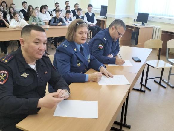  Начальник МО МВД России «Клявлинский» подполковник полиции Тимур Якубович Кинжалеев  совместно с «Движением Первых» и Общественным советом, провел беседу  для школьников  по кибербезопасности.