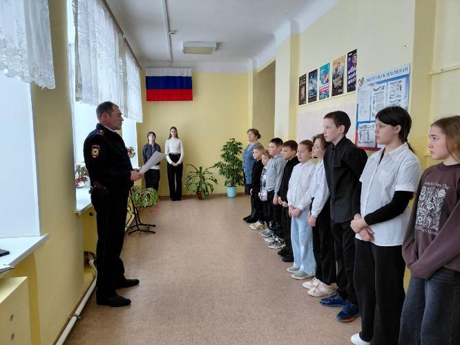 Участковый уполномоченный Межмуниципального отдела МВД России «Клявлинский»  капитан полиции Сергей Геннадьевич Миронов  провёл в школе  им В. Маскина правовой урок о противодействии мошенникам.