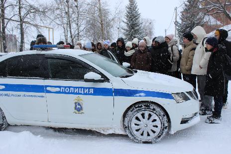В  Межмуниципальном отделе  МВД России «Клявлинский» сотрудники полиции   провели экскурсию для учащихся 8 класса  ГБОУ СОШ № 2 им. В. Маскина