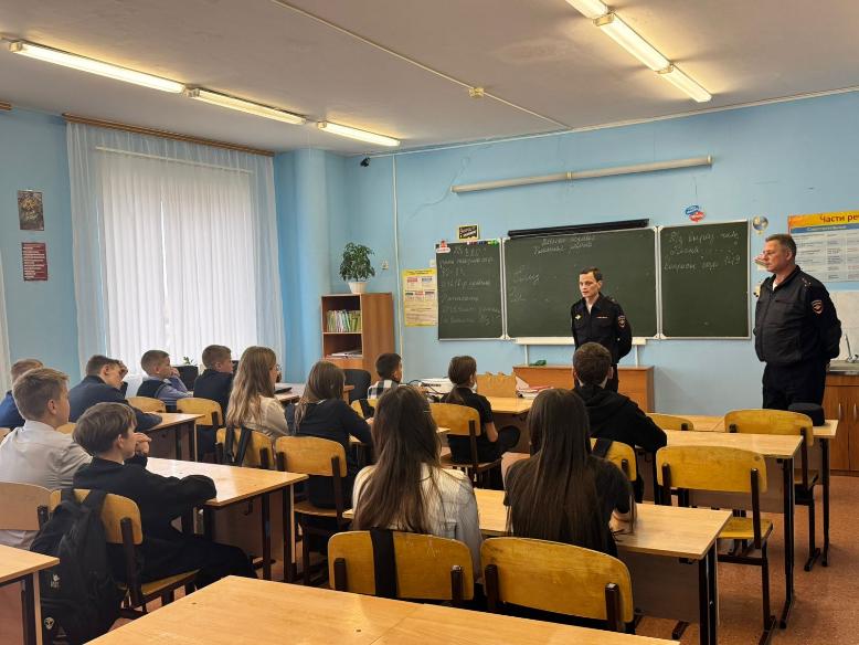 В рамках Всероссийской недели безопасности дорожного движения сотрудники Госавтоинспекции МО МВД России «Клявлинский» провели познавательную беседу с учениками 6 класса. В рамках Всероссийской недели безопасности дорожного движения сотрудники Госавтоинспекции МО МВД России «Клявлинский» провели познавательную беседу с учениками 6 класса.