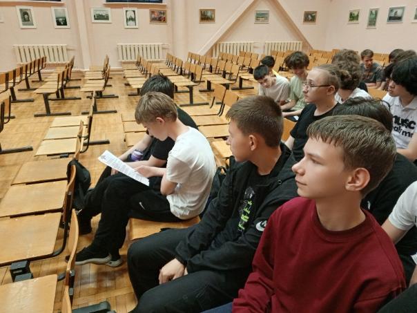 Сотрудники МО МВД России «Клявлинский» провели беседу со школьниками по борьбе с терроризмом и при опасности БПЛА.