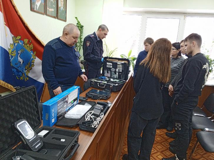 В межмуниципальном отделе МВД России «Клявлинский» участием общественника прошла акция «Студенческий десант». В межмуниципальном отделе МВД России «Клявлинский» участием общественника прошла акция «Студенческий десант».