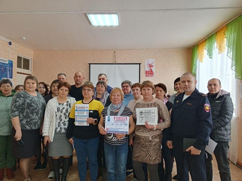 В Клявлинском и Камышлинском районах сотрудники полиции и представители Общественного совета приняли участие в акции: «Школа безопасности для пенсионеров». В Клявлинском и Камышлинском районах сотрудники полиции и представители Общественного совета приняли участие в акции: «Школа безопасности для пенсионеров».