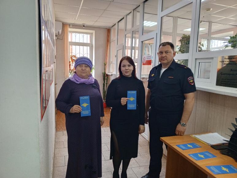 В Клявлинском районе сотрудники полиции рассказали гражданам о преимуществах получения госуслуг в электронном виде. В Клявлинском районе сотрудники полиции рассказали гражданам о преимуществах получения госуслуг в электронном виде.