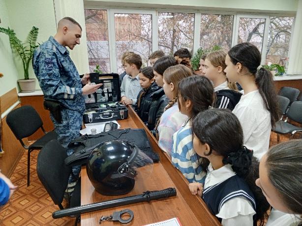 В отделе МО МВД России «Клявлинский» сотрудники полиции совместно с представителем Общественного совета  провели экскурсию для школьников полицейского класса ГБОУ СОШ  с. Старое Ермаково Камышлинского района.