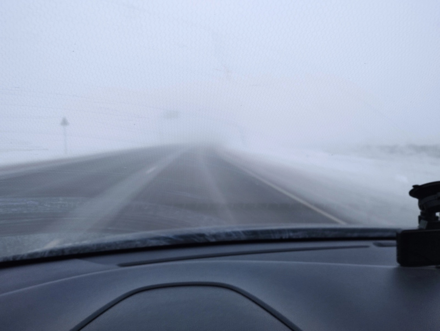Внимание, водители!  На  дорогах складывается неблагоприятная дорожная ситуация из-за  выпадения обильного снега.