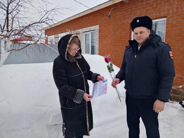 В преддверии Международного женского дня сотрудники полиции Клявлинского района посетили ветерана правоохранительных органов и поздравили её с наступающим праздником 8 марта. В преддверии Международного женского дня сотрудники полиции Клявлинского района посетили ветерана правоохранительных органов и поздравили её с наступающим праздником 8 марта.