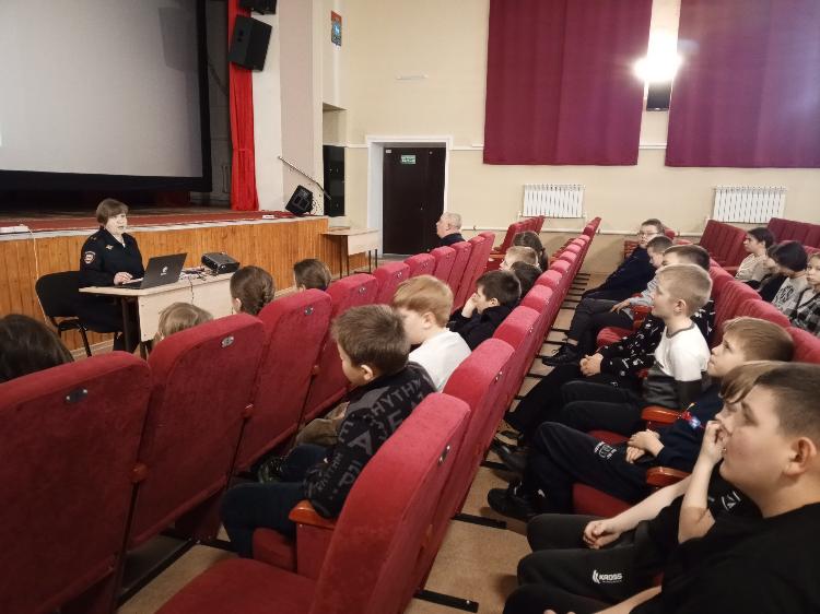 Сотрудники полиции МО МВД России «Клявлинский» совместно с Общественным советом  проводят профилактические  встречи с учащимися  в Клявлинском районе