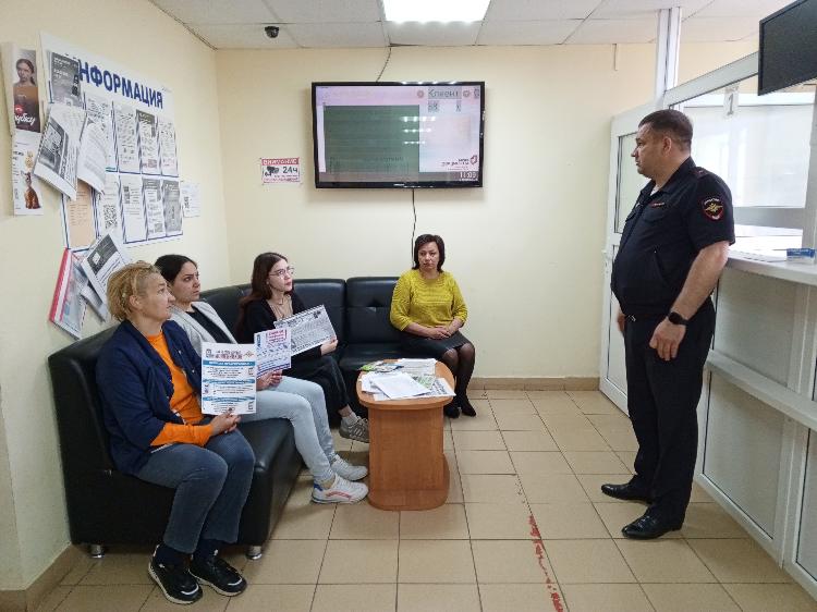 Сотрудник полиции провел беседу в Многофункциональном центре предоставления государственных услуг в муниципальном районе Клявлинский по профилактике мошенничества.
