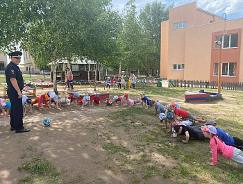 Полицейский провел акцию «Зарядка со стражем порядка» в детском саду  «Аленушка» ст. Клявлино.