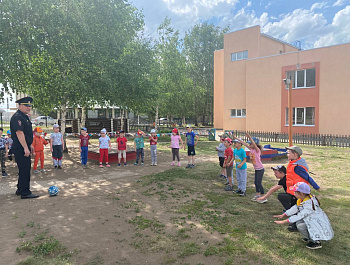 Полицейский провел акцию «Зарядка со стражем порядка» в детском саду  «Аленушка» ст. Клявлино.