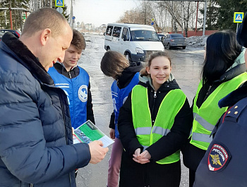 Госавтоинспекция совместно с волонтёрами провели профилактическую акцию «За безопасность на дороге!»