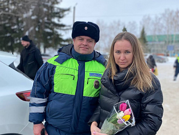 В Клявлинском районе сотрудники Госавтоинспекции присоединились к всероссийской акции «Цветы для автоледи» 