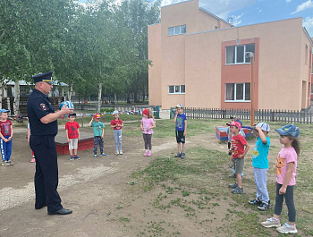 Полицейский провел акцию «Зарядка со стражем порядка» в детском саду  «Аленушка» ст. Клявлино.