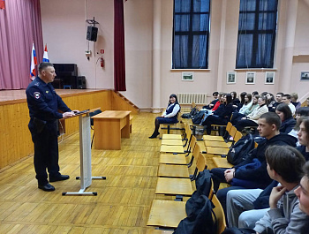 #Важные мысли на дороге, под таким названием сотрудник Госавтоинспекции провел классный час по Правилам дорожного движения, среди учащихся 8-11 классов ГБОУ СОШ им.В.Маскина.