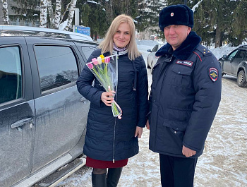 В Клявлинском районе сотрудники Госавтоинспекции присоединились к всероссийской акции «Цветы для автоледи» 