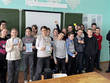 отрудниками Госавтоинспекции в учебных организациях еженедельно проводятся дополнительные беседы с детьми. Напоминая о Правилах дорожного движения, юным пешеходам также доводится полезная информация о безопасном поведении на дороге в зимний период времени
