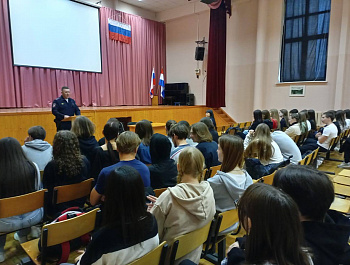 #Важные мысли на дороге, под таким названием сотрудник Госавтоинспекции провел классный час по Правилам дорожного движения, среди учащихся 8-11 классов ГБОУ СОШ им.В.Маскина.