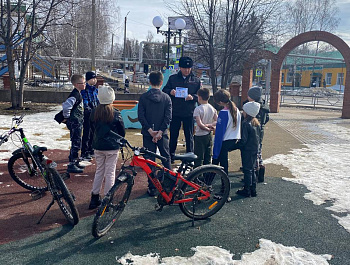 работу по предупреждению детского дорожно-транспортного травматизма на дворовых территориях ст.Клявлино.