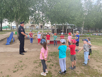 Полицейский провел акцию «Зарядка со стражем порядка» в детском саду  «Аленушка» ст. Клявлино.