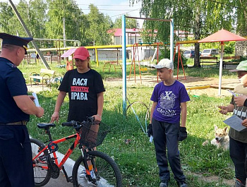 На территории Клявлинского района еженедельно проводится профилактическое мероприятие «Безопасный двор », направленное на формирование у детей навыков безопасного поведения на дорогах.