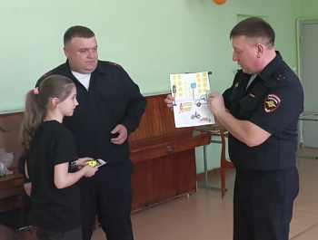 Юные Клявлинцы участвовали в конкурсе рисунков по ПДД.