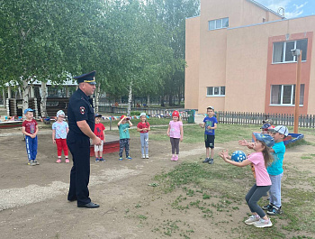 Полицейский провел акцию «Зарядка со стражем порядка» в детском саду  «Аленушка» ст. Клявлино.
