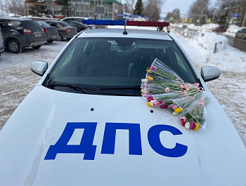 В Клявлинском районе сотрудники Госавтоинспекции присоединились к всероссийской акции «Цветы для автоледи» 