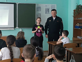 отрудниками Госавтоинспекции в учебных организациях еженедельно проводятся дополнительные беседы с детьми. Напоминая о Правилах дорожного движения, юным пешеходам также доводится полезная информация о безопасном поведении на дороге в зимний период времени